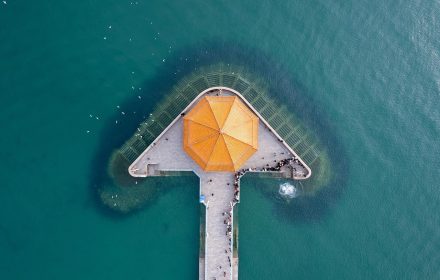 悬疑题材影片信息卡配图，雨夜码头仓库的冷色调场景，远处有模糊人影