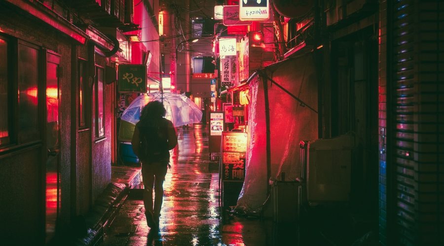 悬疑题材ai片封面拼贴，雨夜霓虹街头与主角侧影交错，冷紫色调、气氛压抑