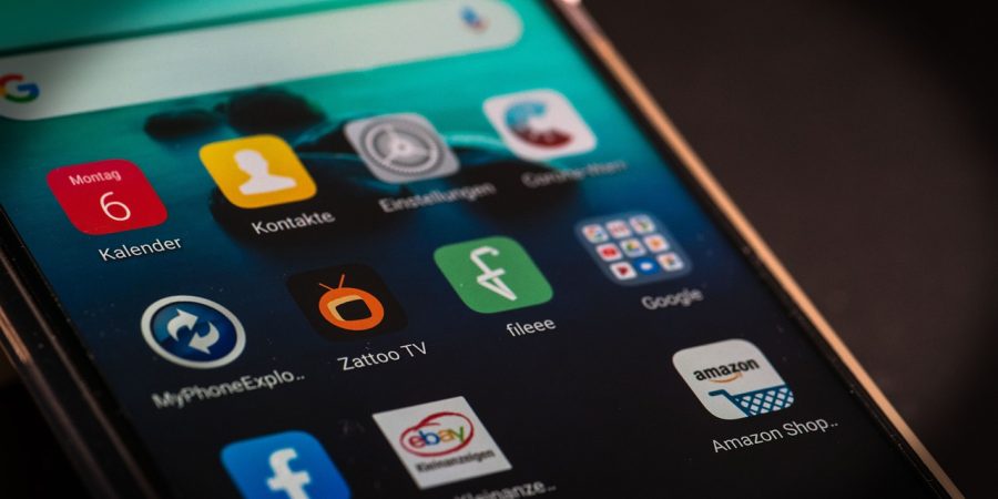 手机横屏展示 ai片 App 客户端首页的片单聚合界面，深紫色调卡片整齐排布，氛围安静专注